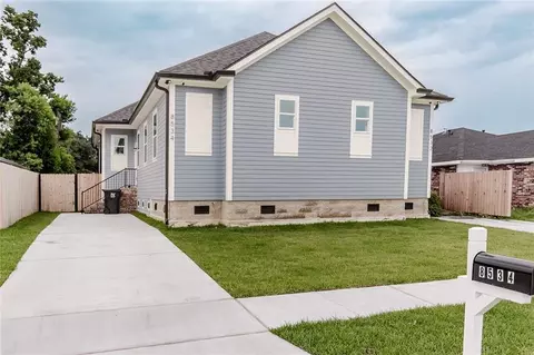 8532 Regiment Dr, Chalmette, LA 70043