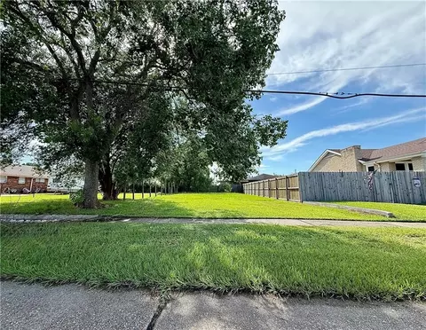 308 Chalmette Ave, Chalmette, LA 70043