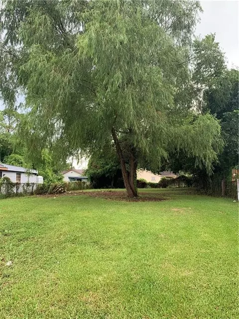 4737 Pauline Dr, New Orleans, LA 70126