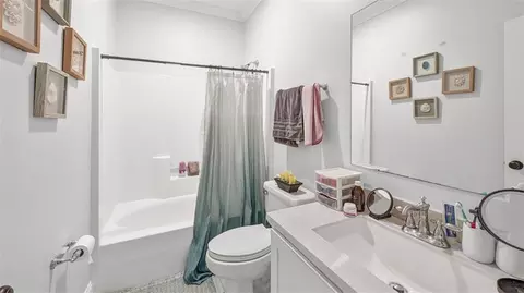 Bath - 2735 Village Ct, Marrero, LA 70072 photo 1 of 3
