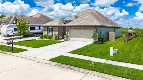 Exterior - 214 Ashton Oaks Ln, Luling, LA 70070 photo 2 of 8