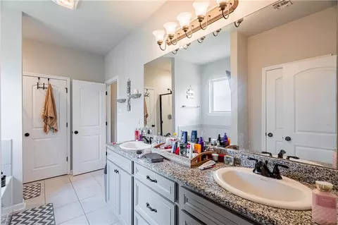 Bath - 214 Ashton Oaks Ln, Luling, LA 70070 photo 2 of 3