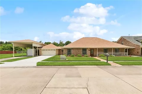 2920 Acorn Dr, Violet, LA 70092