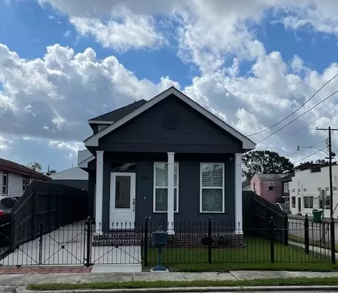 936 6th St, Gretna, LA 70053