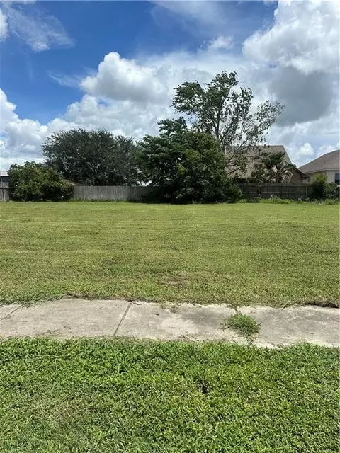 8325 Creole Dr, Chalmette, LA 70043
