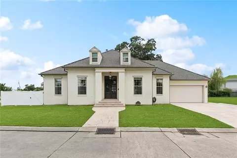 2 Laux Manor Dr, Metairie, LA 70003