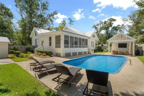 Exterior - 204 W 15th Ave, Covington, LA 70433 photo 5 of 9