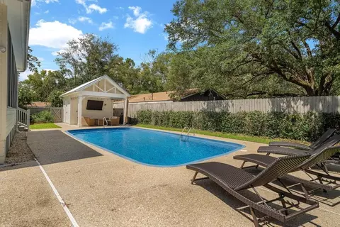 Exterior - 204 W 15th Ave, Covington, LA 70433 photo 8 of 9