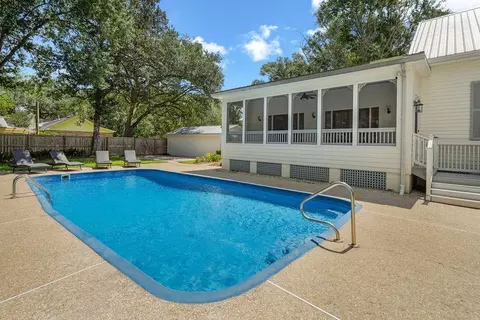 Exterior - 204 W 15th Ave, Covington, LA 70433 photo 6 of 9