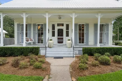 Exterior - 204 W 15th Ave, Covington, LA 70433 photo 2 of 9