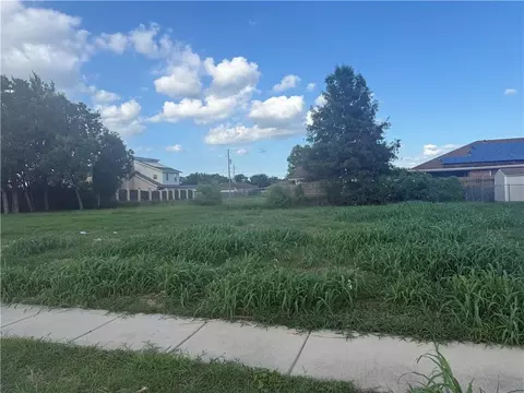 4688 Charlene Dr, New Orleans, LA 70127