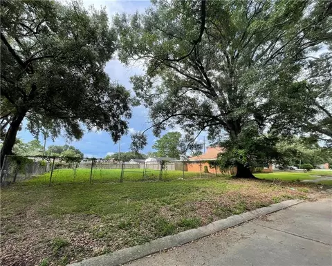 5915 Carlisle Ct, New Orleans, LA 70131