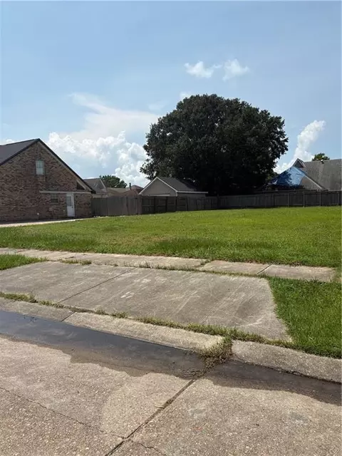 3021 Oak Dr, Violet, LA 70092