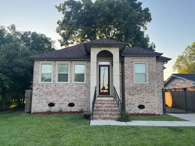 Exterior - 1604 Schnell Dr, Arabi, LA 70032 photo 1 of 2