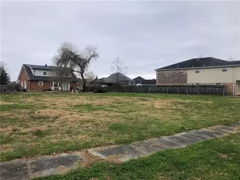 8321 Fairfax Dr, Chalmette, LA 70043