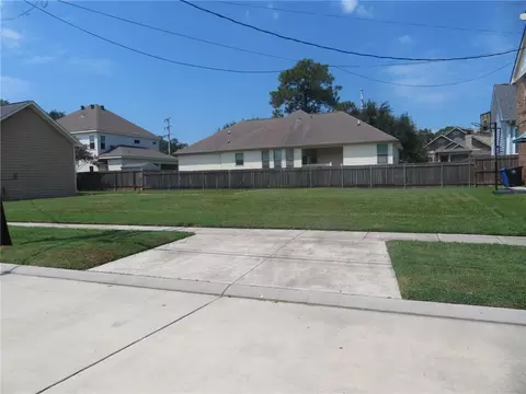 429 30th St, New Orleans, LA 70124
