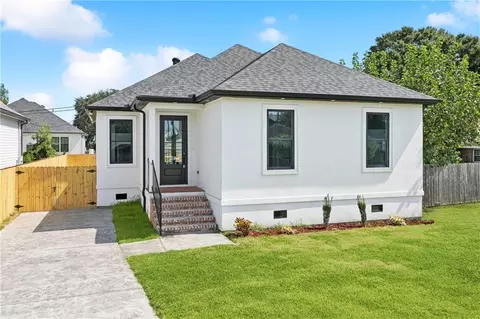 105 Cougar Dr, Arabi, LA 70032