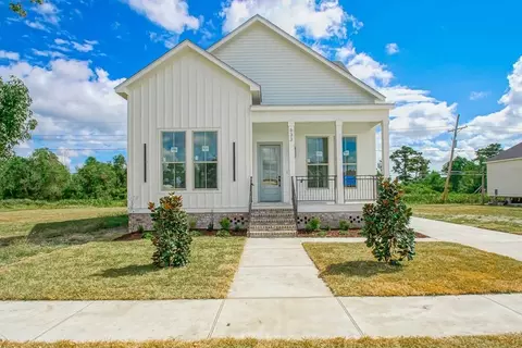633 Cougar Dr, Arabi, LA 70032