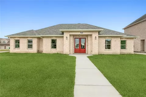 1701 Heatherwood Dr, Harvey, LA 70058