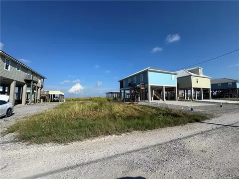 698 Martin Ln, Port Sulphur, LA 70083