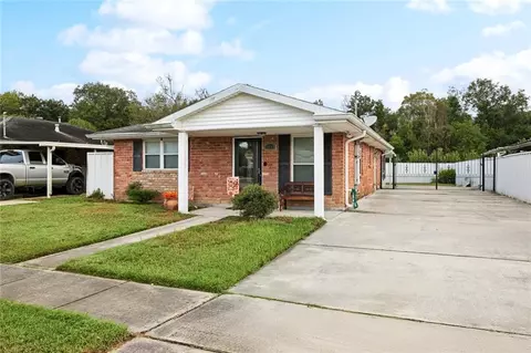 2912 Reunion Dr, Violet, LA 70092