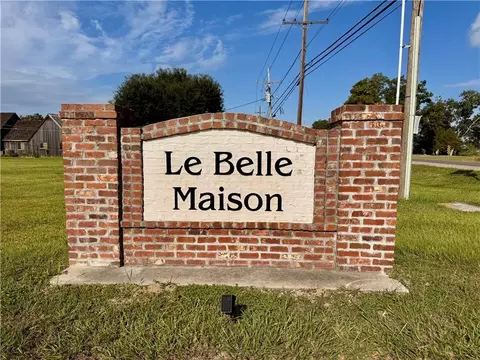 385 Le Belle Maison Dr, Raceland, LA 70394