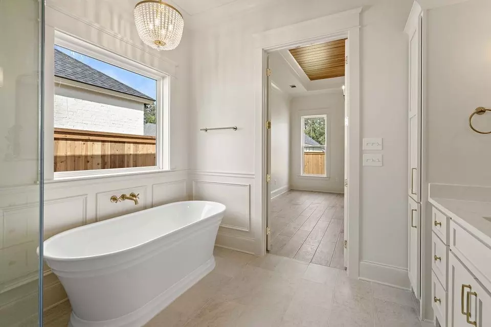 Bath - 4221 Cypress Point Dr, Covington, LA 70433 photo 2 of 4