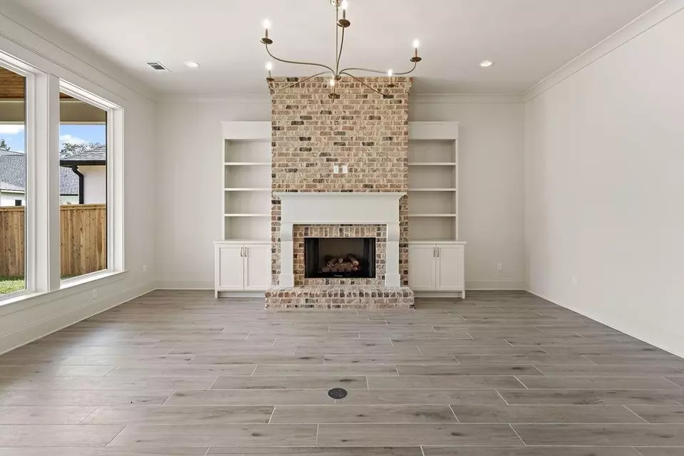 Living - 4221 Cypress Point Dr, Covington, LA 70433 photo 2 of 5