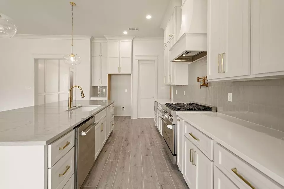 Kitchen - 4221 Cypress Point Dr, Covington, LA 70433 photo 5 of 5