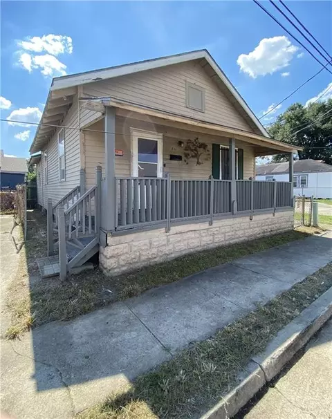 314 8th St, Gretna, LA 70053