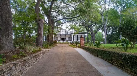 Exterior - 307 Oak St, Natchez, MS 39120 photo 4 of 11