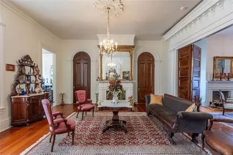 Living - 307 Oak St, Natchez, MS 39120 photo 3 of 6