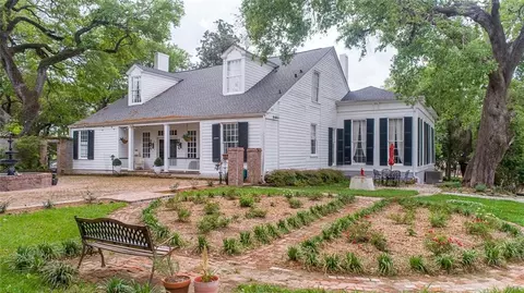 Exterior - 307 Oak St, Natchez, MS 39120 photo 8 of 11