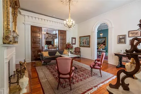 Living - 307 Oak St, Natchez, MS 39120 photo 2 of 6