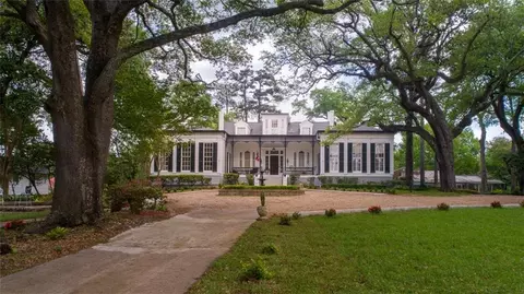 Exterior - 307 Oak St, Natchez, MS 39120 photo 2 of 11