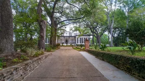 Exterior - 307 Oak St, Natchez, MS 39120 photo 4 of 11