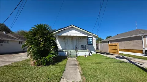 2800-2802 Plaza Dr, Chalmette, LA 70043