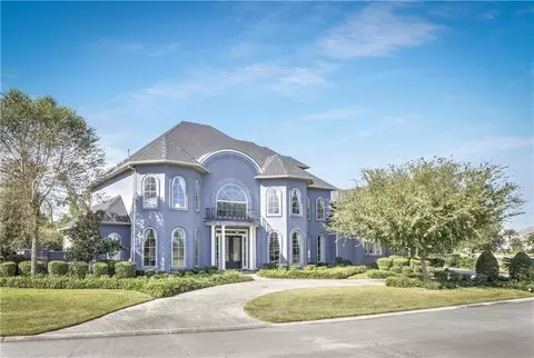 2 Island Club Ct, New Orleans, LA 70131