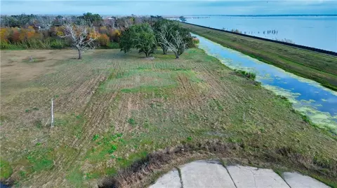 15 Yacht Pen Ln # A, Lafitte, LA 70067