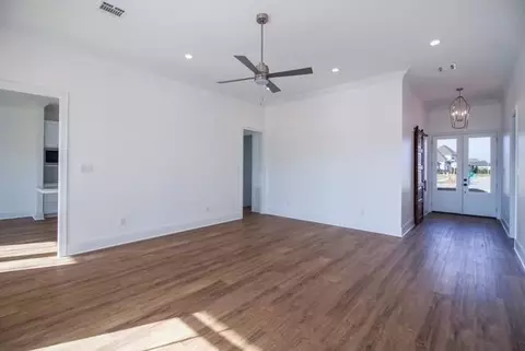 Living - 225 Cove Pointe Dr, Luling, LA 70070 photo 2 of 3