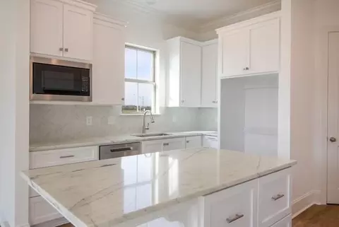 Kitchen - 225 Cove Pointe Dr, Luling, LA 70070 photo 2 of 4