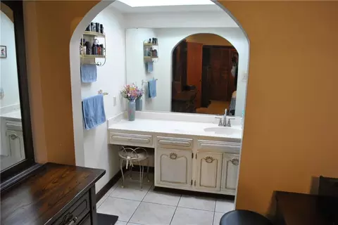 Bath - 4461 David Dr, Kenner, LA 70065 photo 2 of 5
