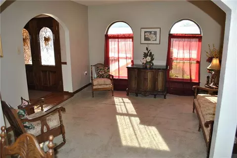 Living - 4461 David Dr, Kenner, LA 70065 photo 2 of 4