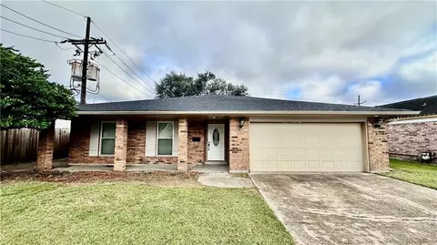 1813 Green Oak Dr, Gretna, LA 70056