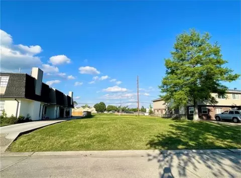 87 Carriage Ln, Destrehan, LA 70047