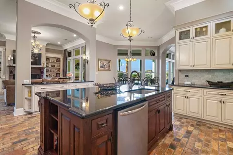 Kitchen - 2009 Sunset Blvd, Slidell, LA 70461 photo 3 of 4