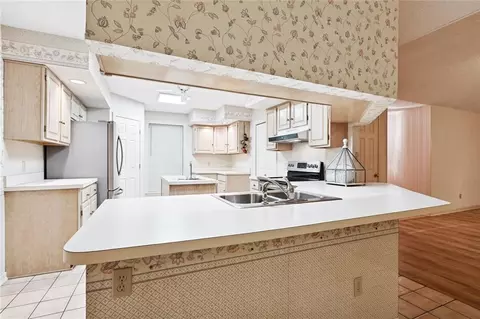 Kitchen - 604 Willowdale Blvd, Luling, LA 70070 photo 2 of 2