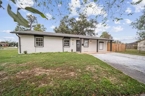740 Willowbrook Dr, Gretna, LA 70056