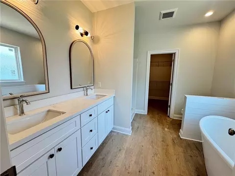 Bath - 70409 3rd St, Covington, LA 70433 photo 2 of 3