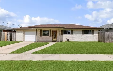 2716 Volpe Dr, Chalmette, LA 70043